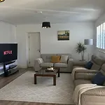 Casa vacanze Shangri-la Large Family Townhouse Free Carpark