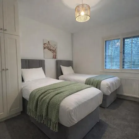 Shangri-la Large Family Townhouse Free Carpark Holiday home *