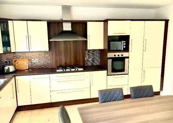 Дом отдыха Shangri-la Large Family Townhouse Free Carpark Килларни