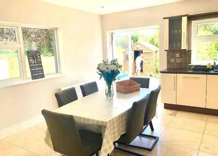 Shangri-la Large Family Townhouse Free Carpark Holiday home *