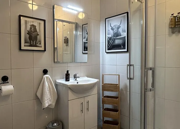 Shangri-la Large Family Townhouse Free Carpark Holiday home *